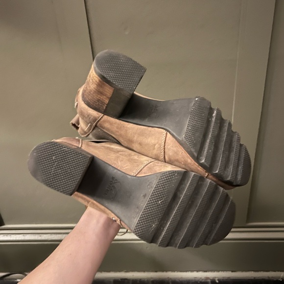 Sorel heeled boots size 8 - Picture 4 of 5